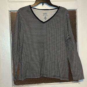 Croft & Barrow Women’s Black and White Long Sleeve Casual Tshirt with Vneck XXL